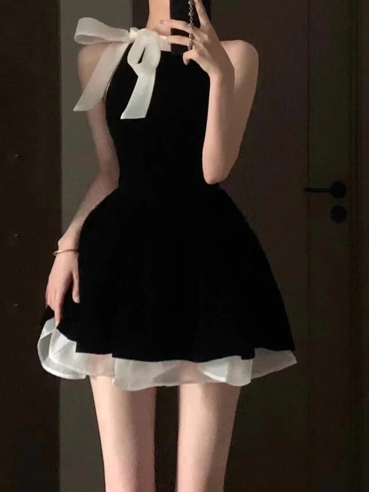 Charming A-Line Halter Sleeveless Bow Detail Black Short Homecoming Dress